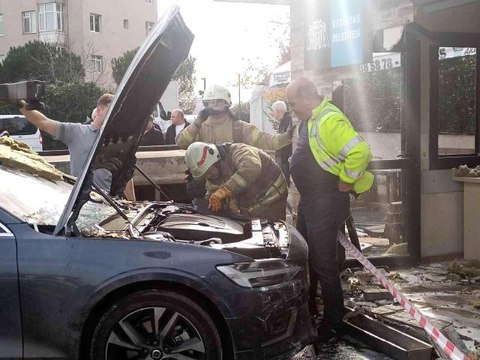 İstanbul'da faciadan dönüldü: Lüks araç taksi durağına daldı