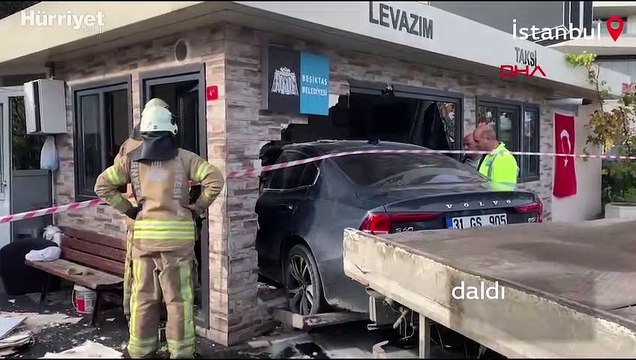 Beşiktaş'ta otomobil taksi durağına daldı