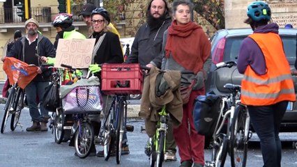 Roma, catena di biciclette in difesa delle piste ciclabili: "Sono spazi che vanno curati e protetti"