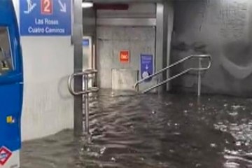 مياه الفيضانات تغمر محطة مترو في مدريد بعد هطول أمطار غزيرة