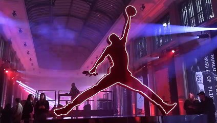 Milano, l'inaugurazione del primo negozio Jordan World of Flight: gara di tiri e balli in galleria