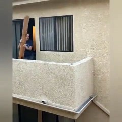 Yan evin balkonuna kaçan kediyi kurtarma operasyonu