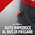 Napoli, auto parcheggiata impedisce al bus di passare