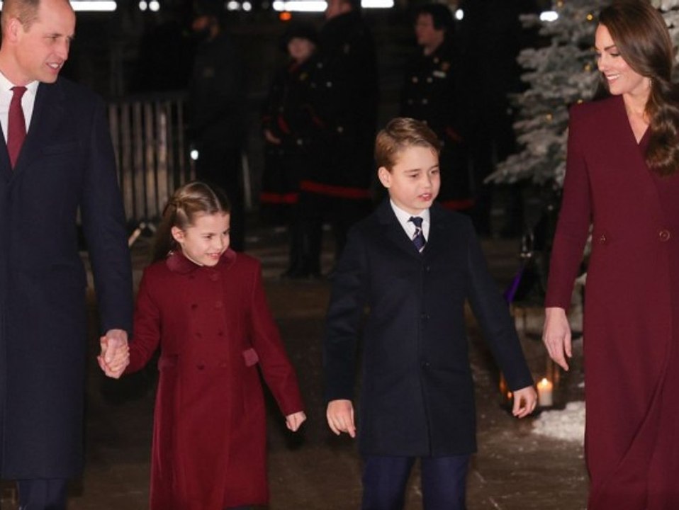 In weihnachtlichem Rot: Charlotte und Mutter Kate im Partnerlook!