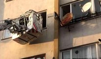 4 katlı apartmanda yangın: Mahsur kalan kadını itfaiye ekipleri kurtardı