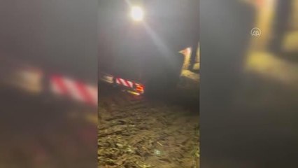 Tarlasında obruk oluşan çiftçi yaşadıklarını anlattı