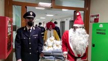 Polizia consegna doni Natale ai bimbi dell'ospedale Sant'Andrea a Roma