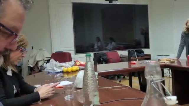 La comunidad llama chantajistas a los médicos encerrados en Sanidad