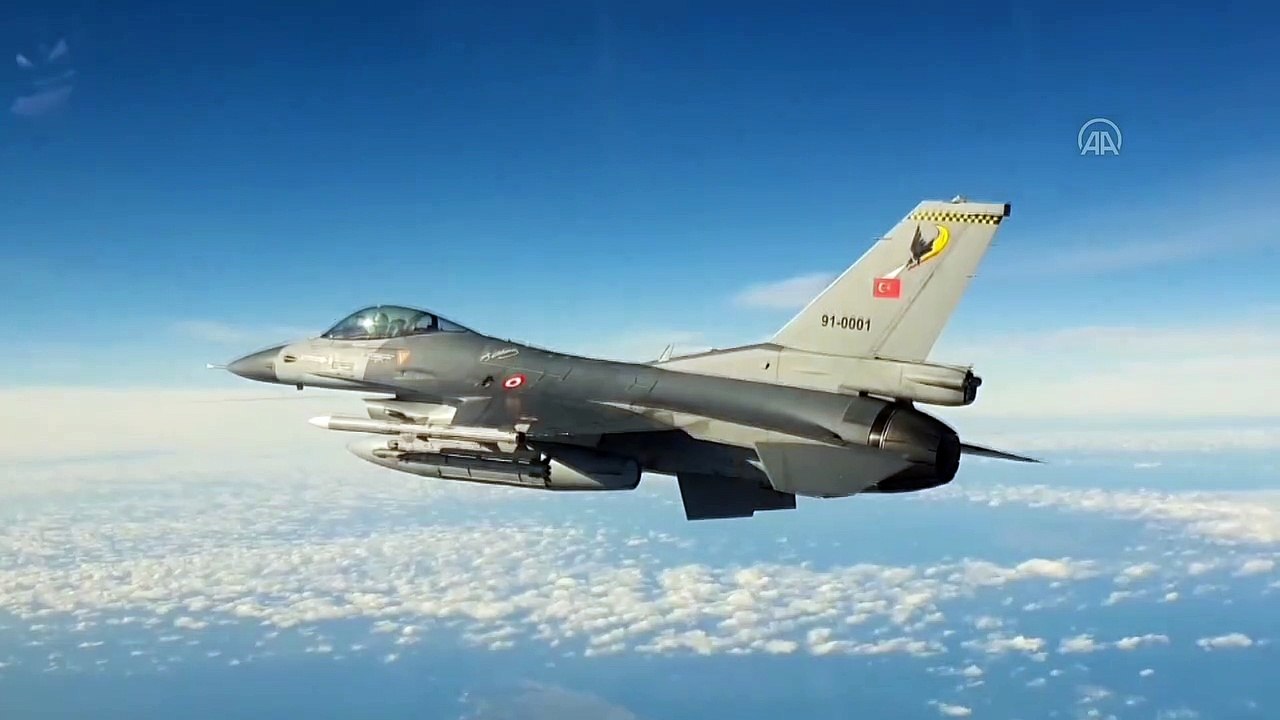 Türk savaş uçakları Ege'de eğitim uçuşu yaptı