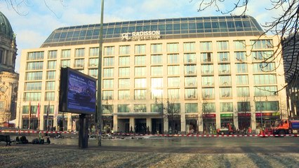 Aquário gigante explode em hotel no centro de Berlim