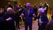 El rey Carlos se pone a bailar en un centro comunitario judío de Londres