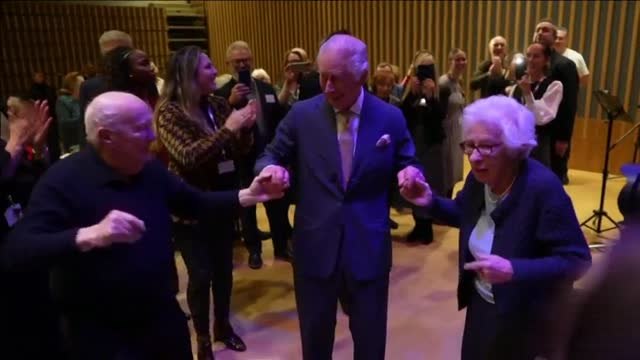 El rey Carlos se pone a bailar en un centro comunitario judío de Londres