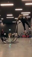 Il s'amuse avec la gravité... magique