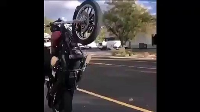 Tu devrais t'entrainer encore un peu à faire des roues à moto