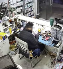 Ce chat lui apporte une belle surprise