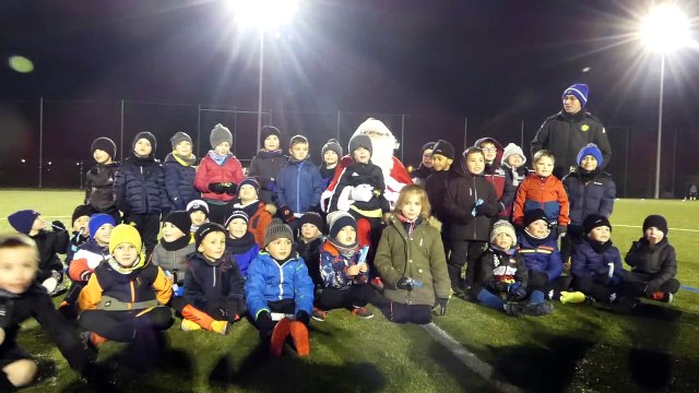 Photo de groupe des U7 avec le Père Noël le 13/12/2022