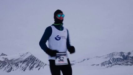 Download Video: Sean Tobin bate el récord de maratón de hielo antártico con 2 horas y 53 minutos