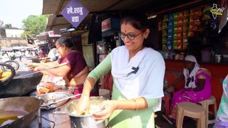 Kolhapur Madhura Didi Selling Biggest Sabudana Vada Rs. 15_- Only l Kolhapur Street Food