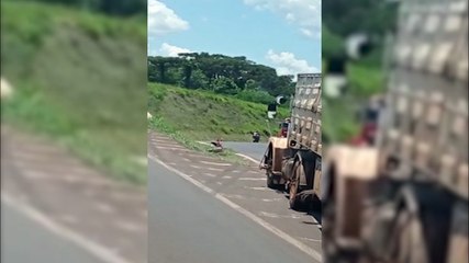 Vídeo mostra caminhão saindo de ré na contramão no local do engavetamento na BR-467