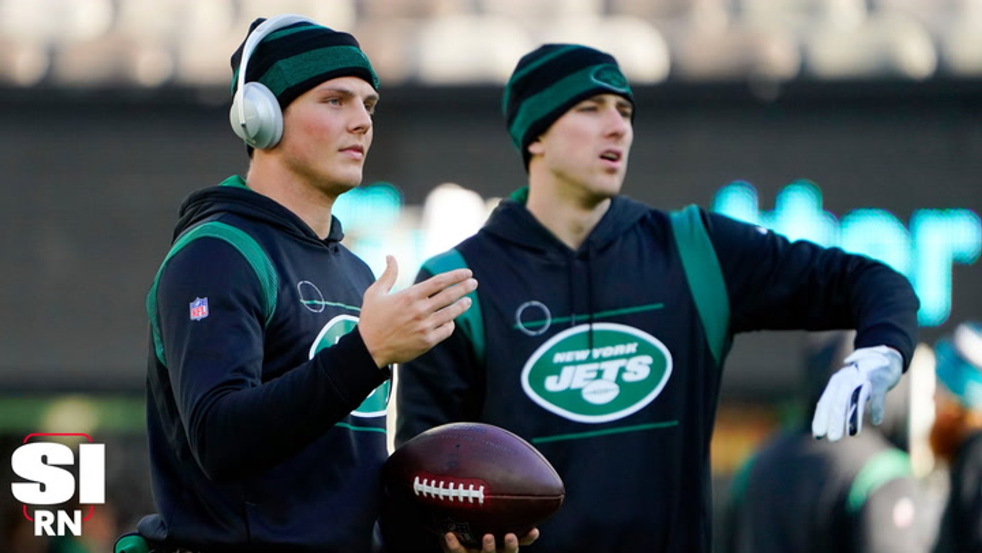 WATCH: Jets players take a dig at Zach Wilson as multiple stars wear Mike  White t-shirts while boarding plane