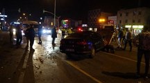 İzmir’de çarpışan 2 otomobilden 1’i gece kulübüne daldı