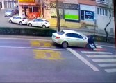 Tekirdağ'da otomobilin yolun karşısına geçmeye çalışan kişiye çarptığı anlar kamerada
