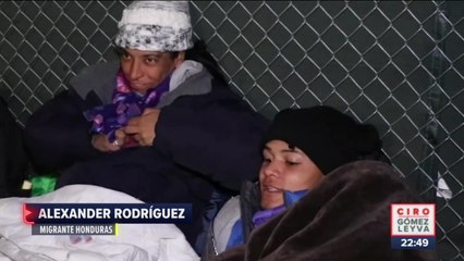 Migrantes liberados esperan afuera de Terminal de Autobuses en El Paso