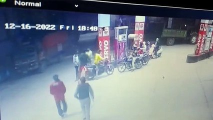 पेट्रोल कम भरने को लेकर बाइक चालक व सेल्समैन में झगड़ा....देखें वीडियो