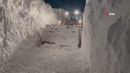 Yüksekova'da kar tünellerinin boyu 6 metreyi aştı