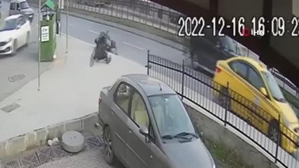 Yolcu almak için yanaşan ticari taksiye motosiklet sürücüsü çarptı: 1 yaralı