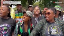 شاهد: مظاهرة تطالب برحيل رامافوزا مع انعقاد المؤتمر الـ55 للحزب الحاكم في جنوب أفريقيا