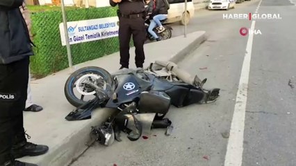 Yolcu almak için ani manevra yapan ticari taksiye motosiklet çarptı... O anlar kamerada