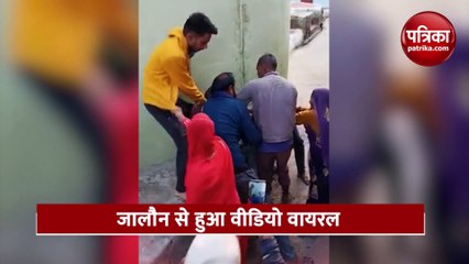 Download Video: पति और उसकी 8 महीने की प्रेग्नेट पत्नी की दबंगों ने की पिटाई