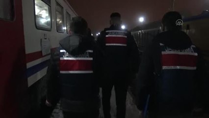 Doğu Ekspresi'nin güvenliğini sağlayan "Çapkın", yolcuların da eğlencesi oluyor