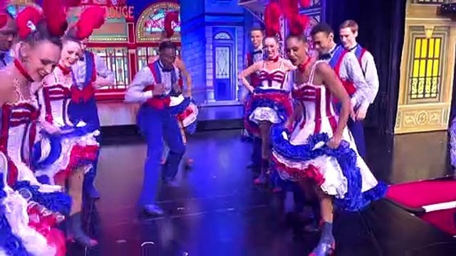 Mondial: la troupe du Moulin Rouge derrière les Bleus
