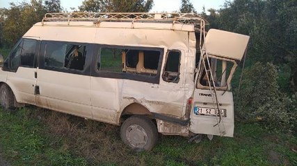 ZEYTİN İŞÇİLERİNİ TAŞIYAN MİNİBÜSE TIR ÇARPTI: 8 YARALI