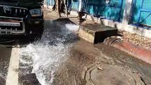 Water flowing at high speed on the road caused trouble, it will be completely fixed by evening