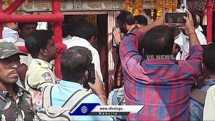 TRS MLA Pilot Rohit Reddy Offers Prayers At Bhagya Lakshmi Temple Charminar _ V6 News