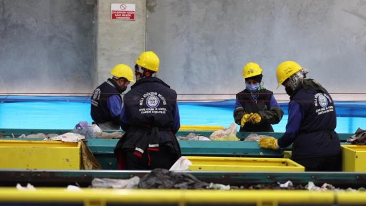 Muğla Büyükşehir'in Katı Atık Depolama Tesisi'nde Günde 180 Ton Evsel Atık Ayrıştırılıyor