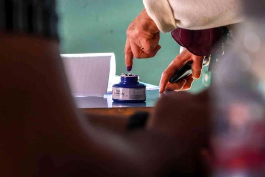 Tunus halkı erken genel seçimler için sandık başında