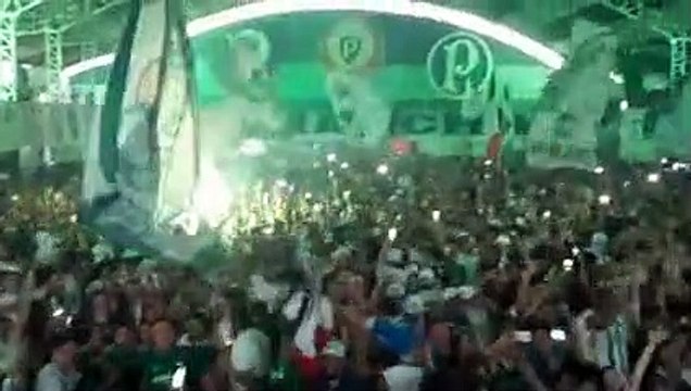 Torcida organizada do Palmeiras faz festa após conquista do título