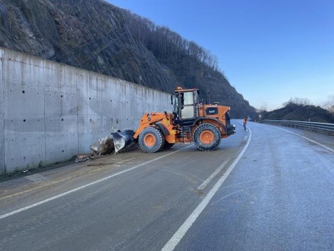 Bartın-Karabük yolunda yamaçtan düşen kaya parçaları ulaşımı aksattı