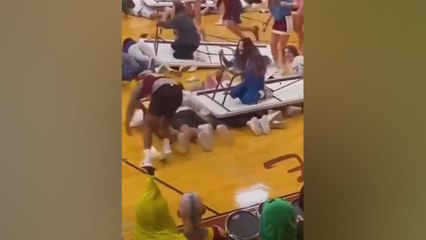 Des lycéens font une course de tables dans un gymnase