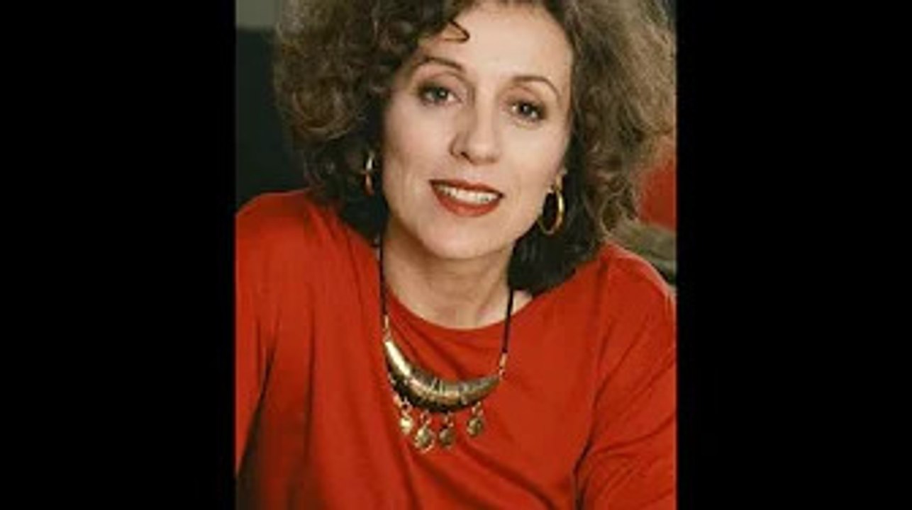 Mireille Dumas, après le décès de l'enfant qu'elle a élevé, vit désormais en Corse avec son mari d