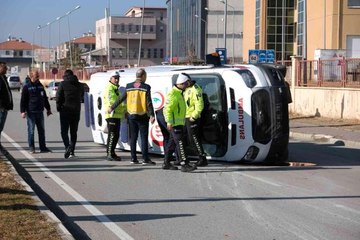 Video herunterladen: Ambulans ile Evde Sağlık Hizmetleri aracının karıştığı kazada 9 kişi yaralandı