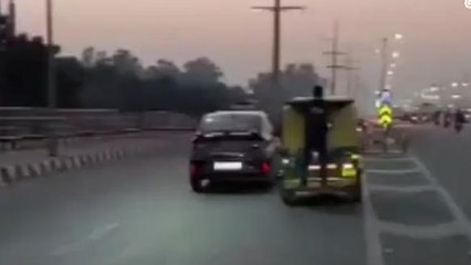 गाजियाबाद : हाईवे पर ऑटो के पीछे लटके युवक का वीडियो वायरल, जानें असल वजह