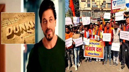 Shah Rukh Khan की अगली फिल्म Dunki की शूटिंग पर पहुंचीं  Pathaan की आग, Set पर विरोध प्रदर्शन