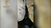 La Guardia Civil rescata a una perra atrapada en una cueva en Teruel