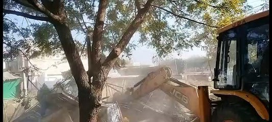 पंचायत के फर्जी पट्टा से सेक्टर रोड पर कब्जा, जेडीए ने हटाया