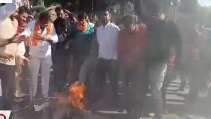 देवास: प्रधानमंत्री पर की गई टिप्पणी को लेकर पाकिस्तान के विदेश मंत्री का जलाया पुतला